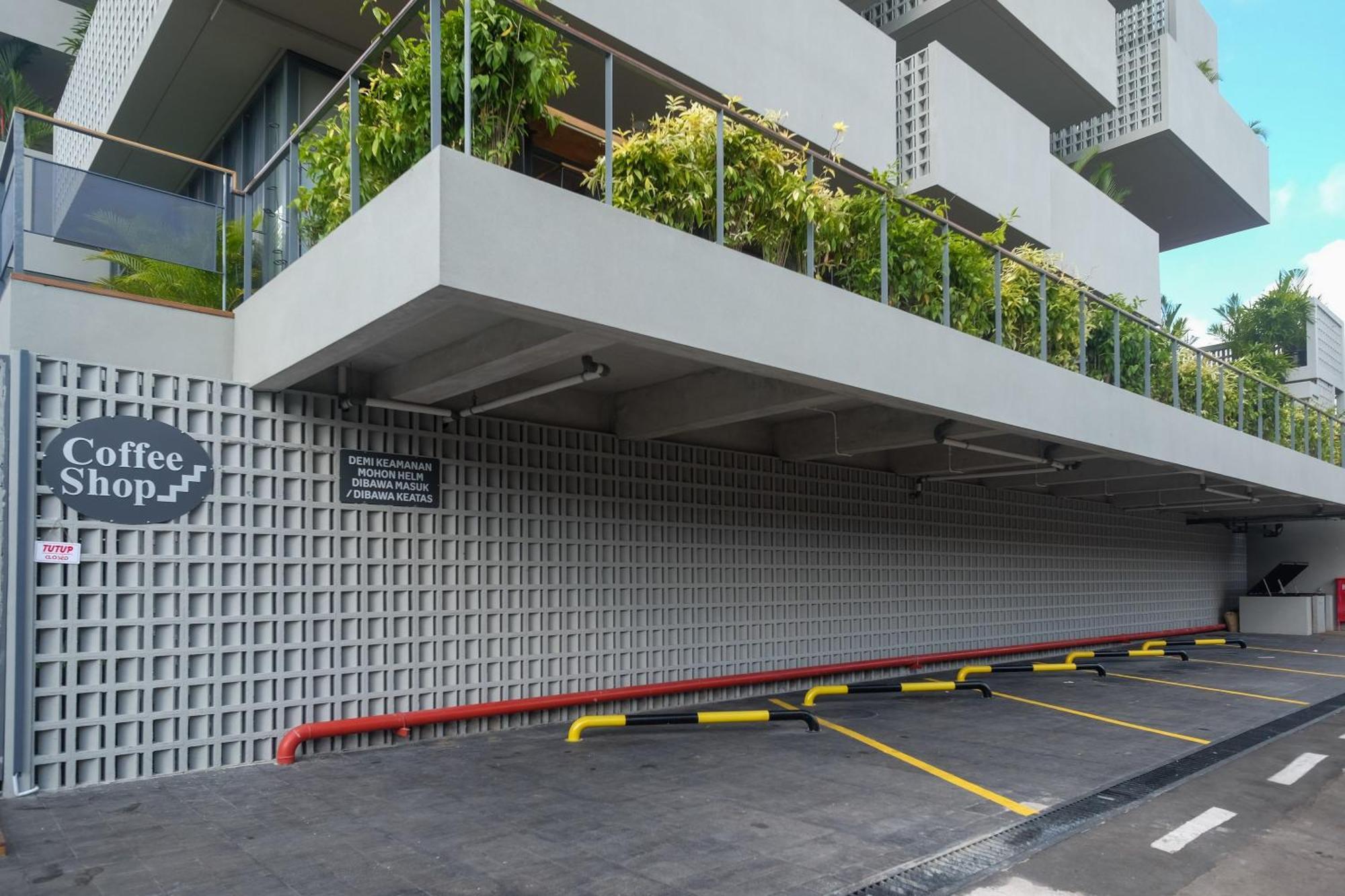 Sans Hotel Rg Living Jogja By Reddoorz Yogyakarta Exterior photo