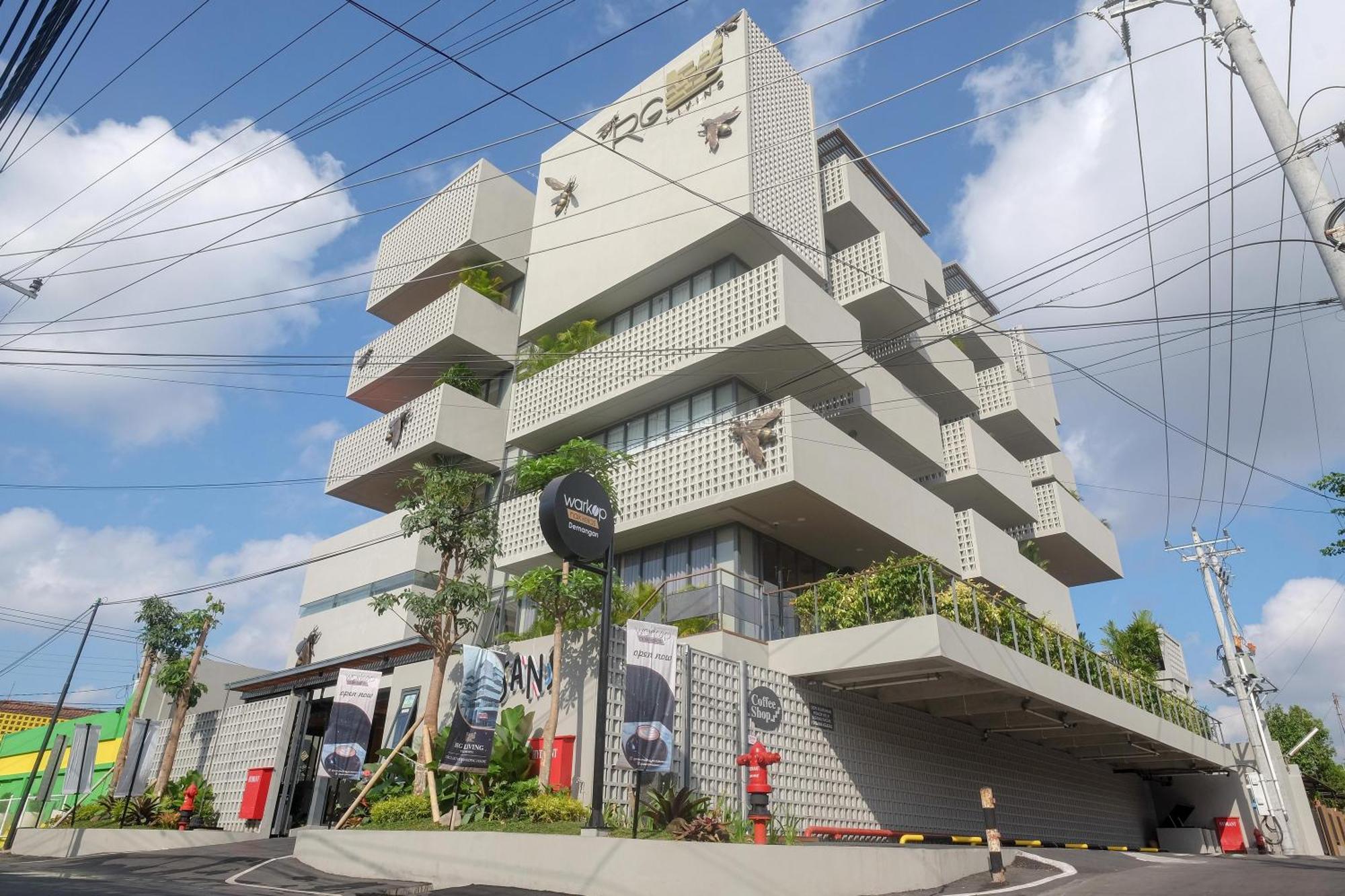 Sans Hotel Rg Living Jogja By Reddoorz Yogyakarta Exterior photo