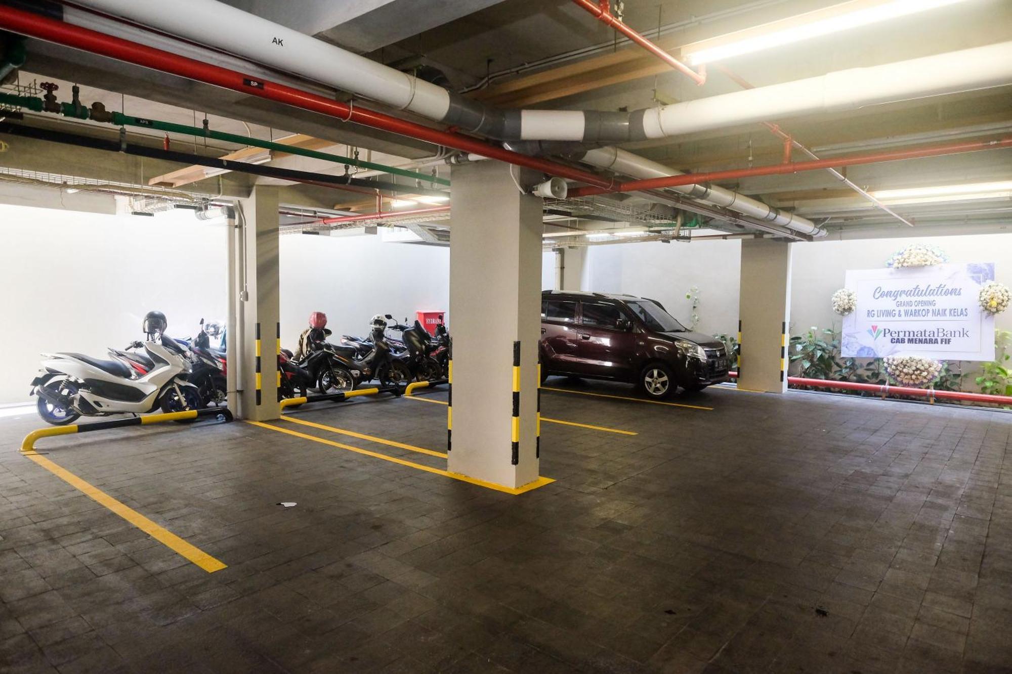 Sans Hotel Rg Living Jogja By Reddoorz Yogyakarta Exterior photo