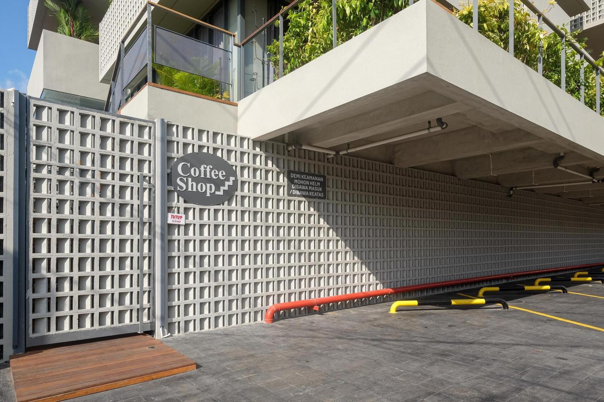 Sans Hotel Rg Living Jogja By Reddoorz Yogyakarta Exterior photo