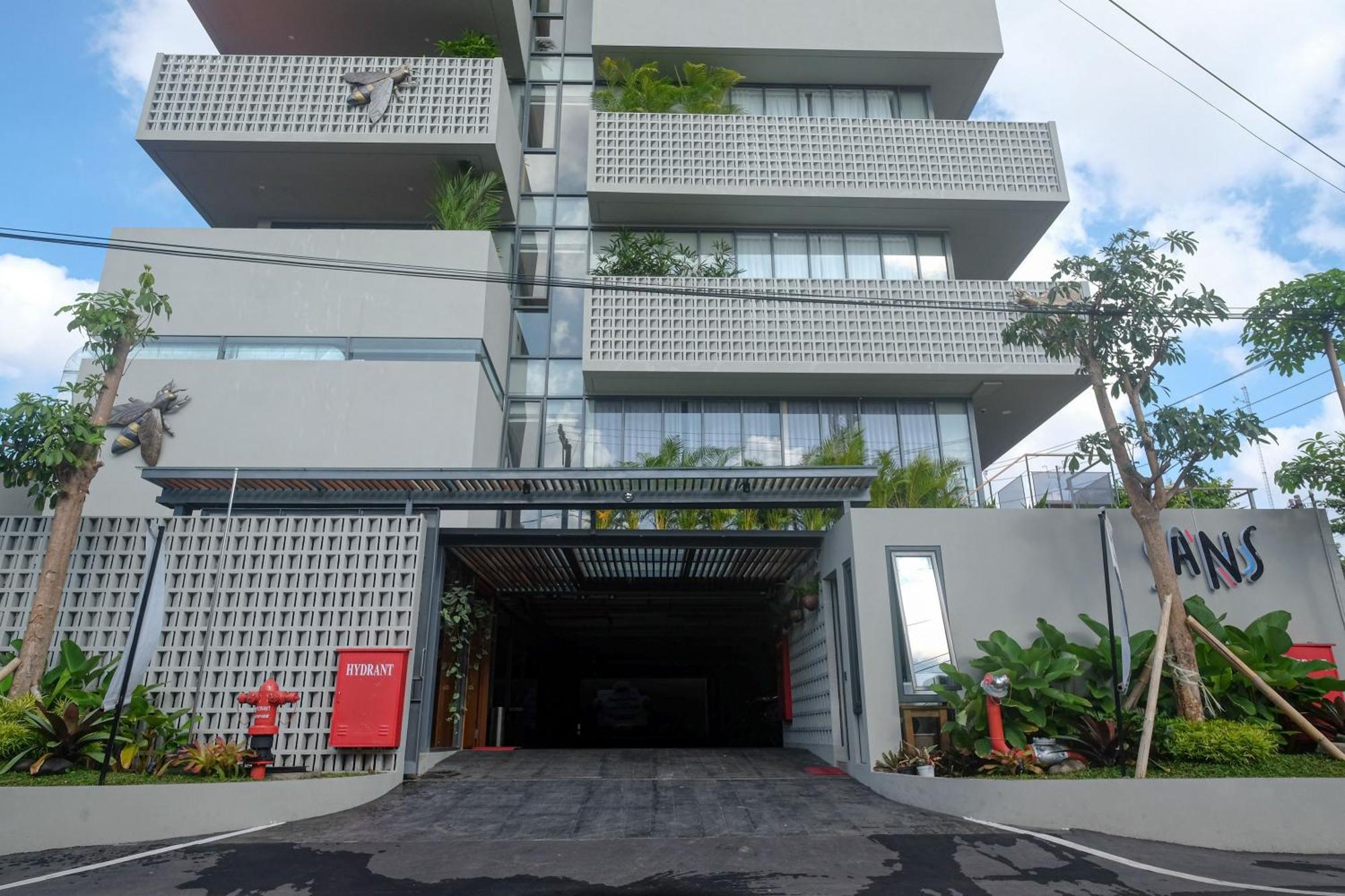 Sans Hotel Rg Living Jogja By Reddoorz Yogyakarta Exterior photo