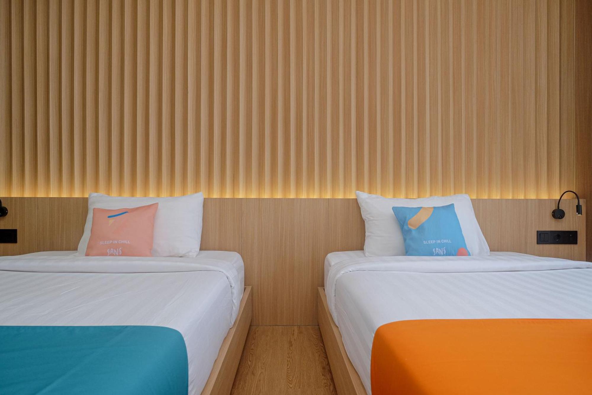 Sans Hotel Rg Living Jogja By Reddoorz Yogyakarta Exterior photo