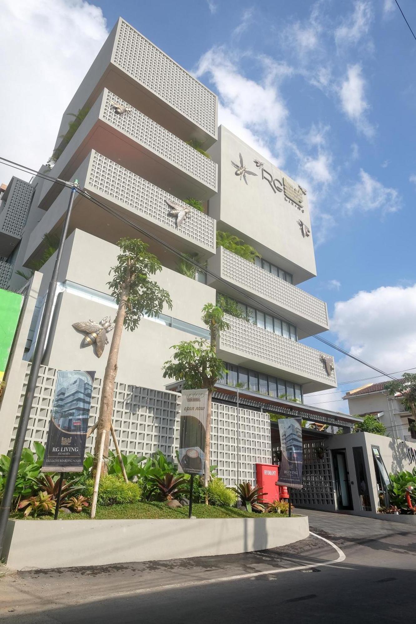 Sans Hotel Rg Living Jogja By Reddoorz Yogyakarta Exterior photo