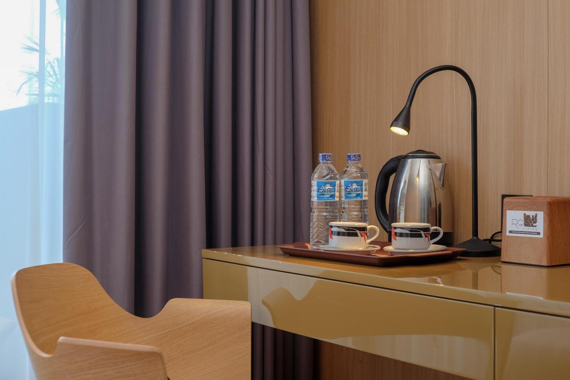 Sans Hotel Rg Living Jogja By Reddoorz Yogyakarta Exterior photo