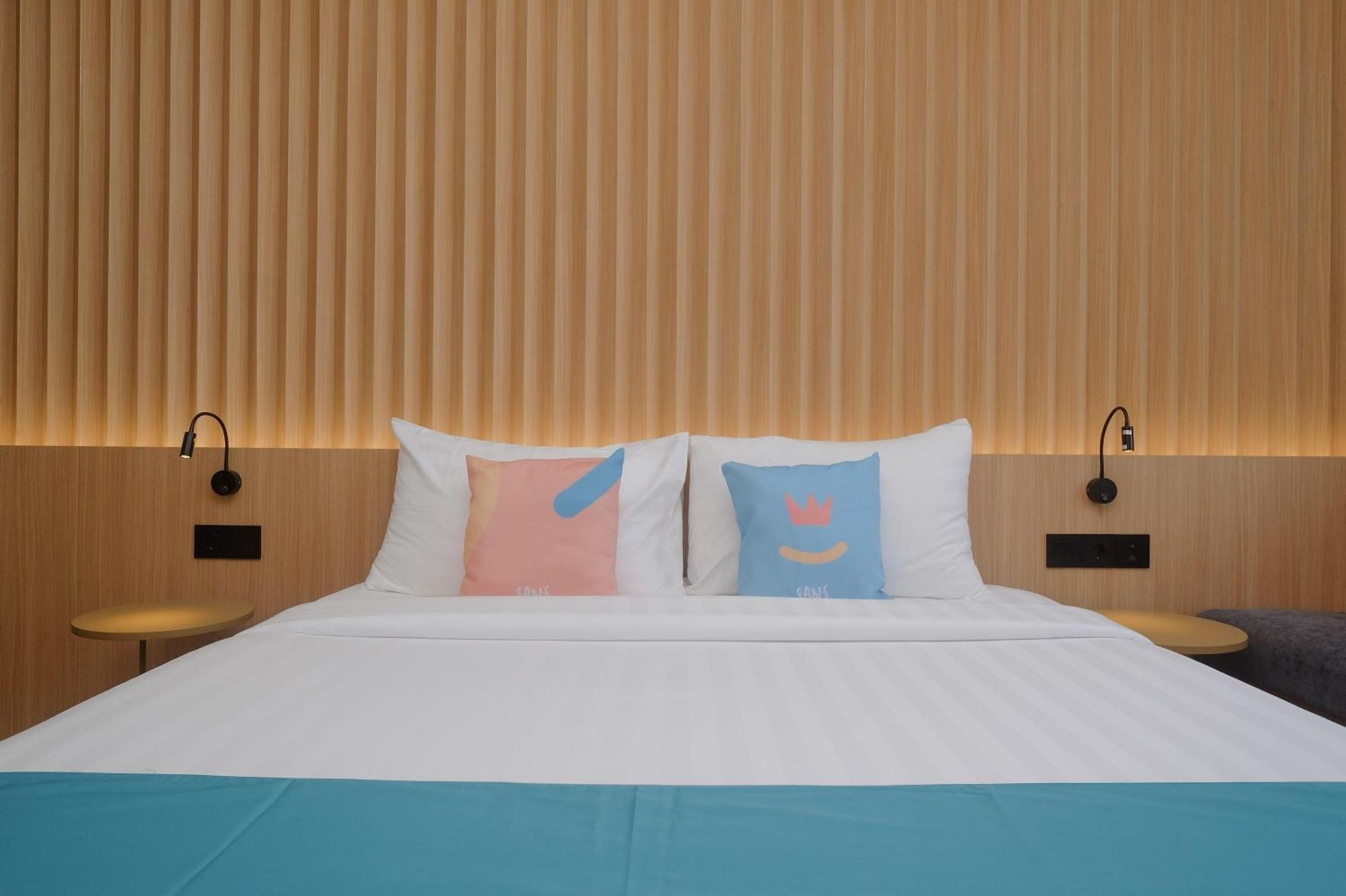 Sans Hotel Rg Living Jogja By Reddoorz Yogyakarta Exterior photo