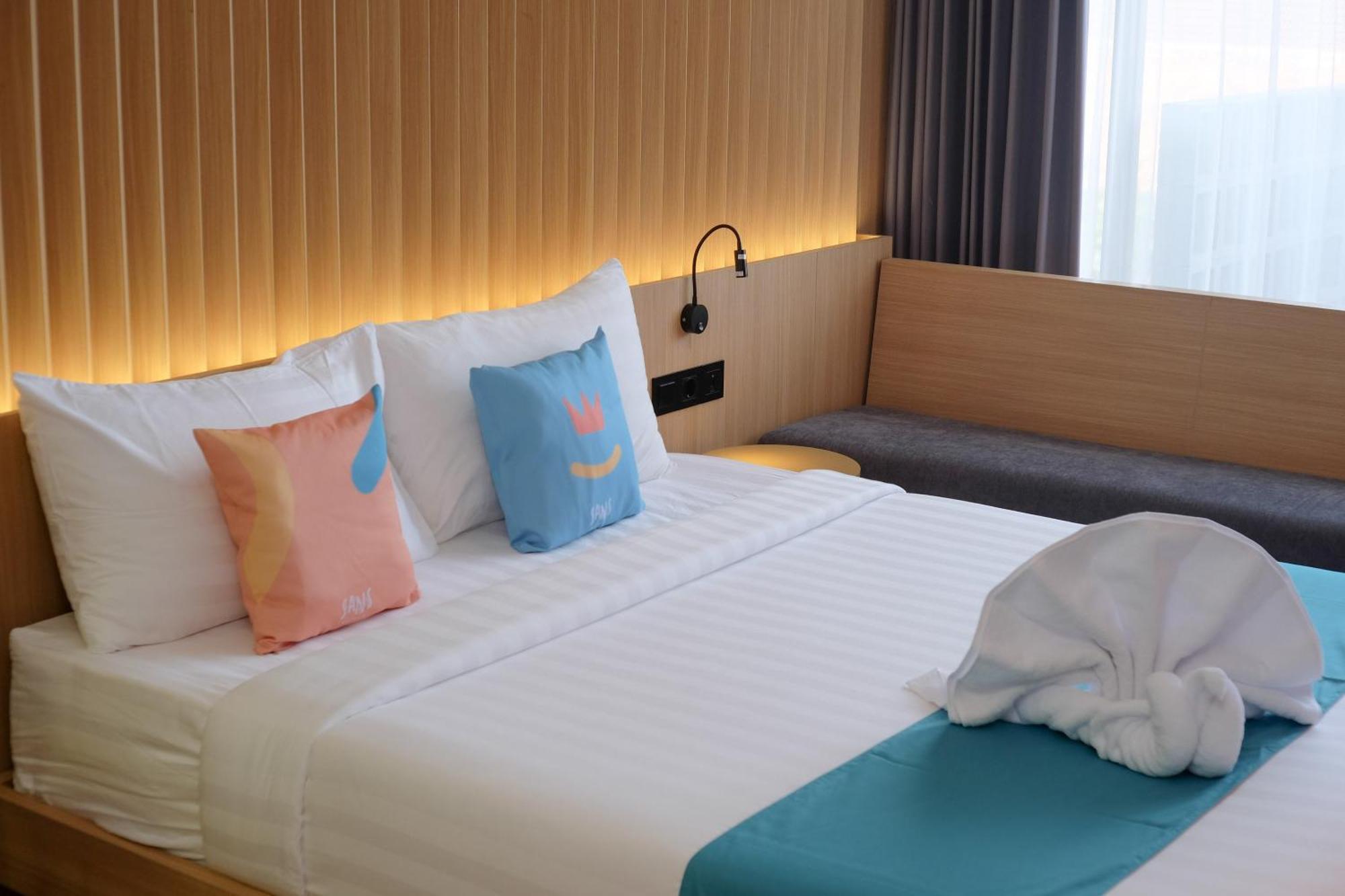 Sans Hotel Rg Living Jogja By Reddoorz Yogyakarta Exterior photo