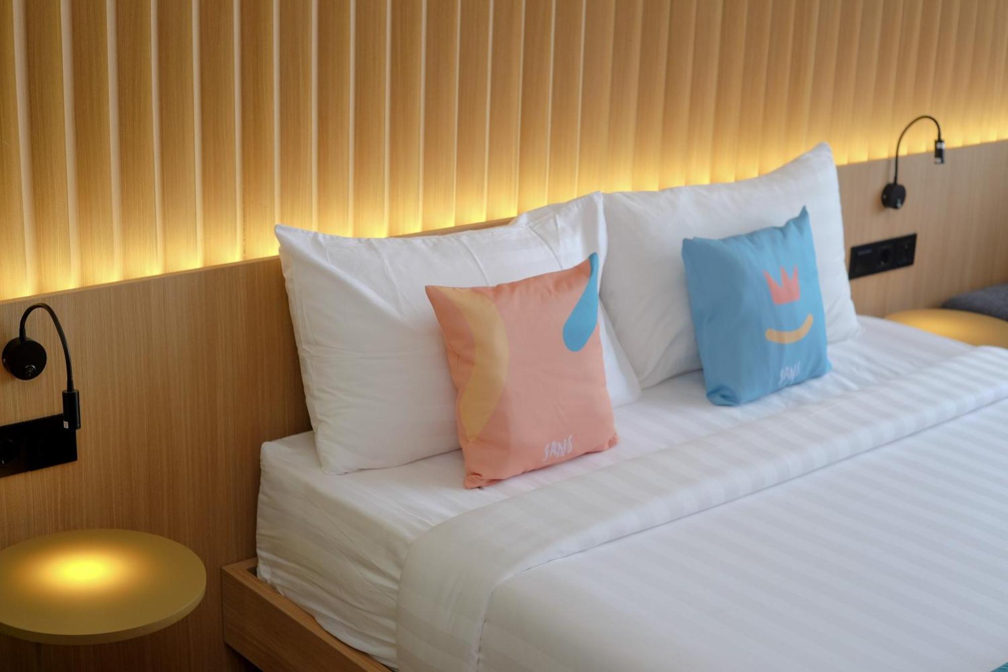 Sans Hotel Rg Living Jogja By Reddoorz Yogyakarta Exterior photo