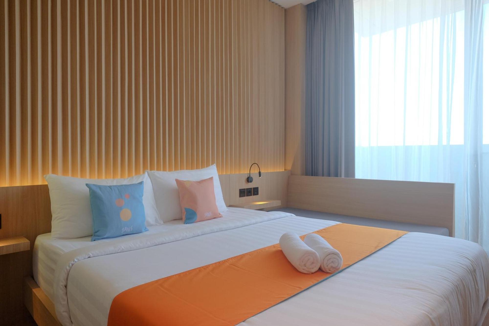 Sans Hotel Rg Living Jogja By Reddoorz Yogyakarta Exterior photo