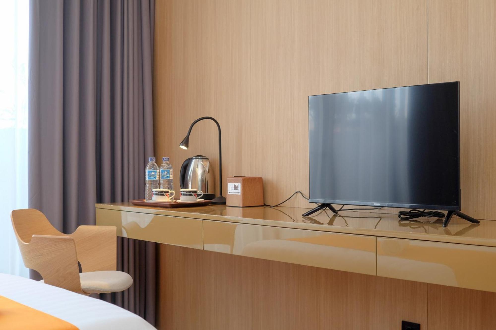 Sans Hotel Rg Living Jogja By Reddoorz Yogyakarta Exterior photo