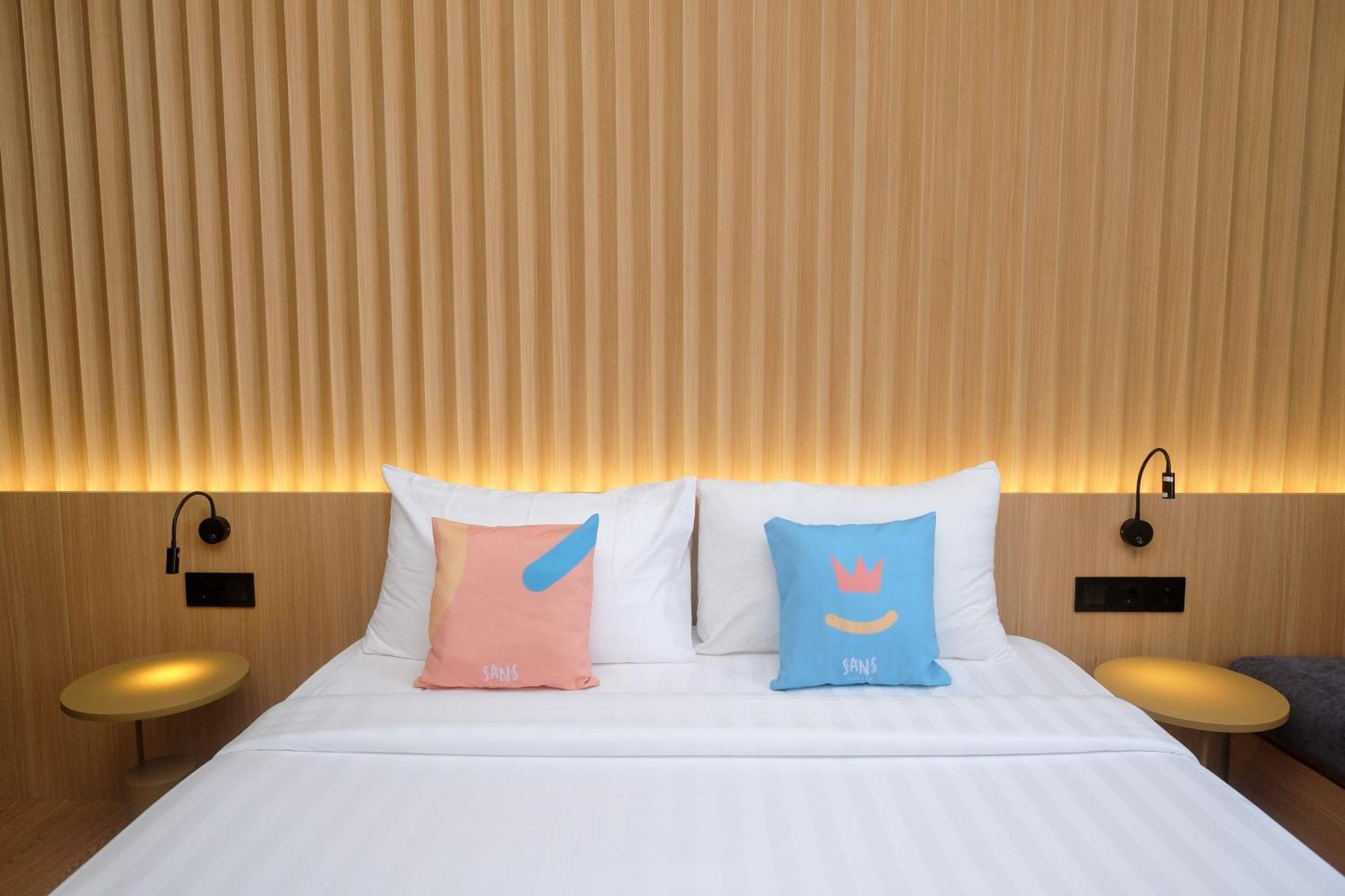Sans Hotel Rg Living Jogja By Reddoorz Yogyakarta Exterior photo