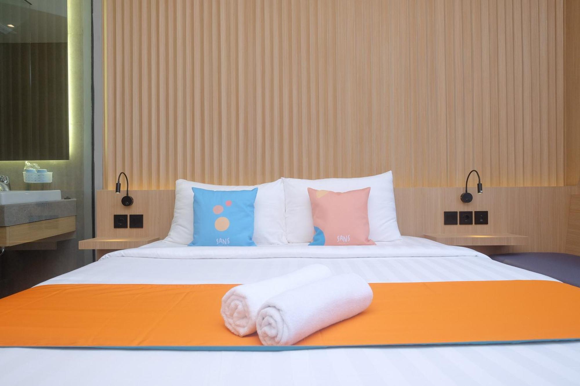 Sans Hotel Rg Living Jogja By Reddoorz Yogyakarta Exterior photo