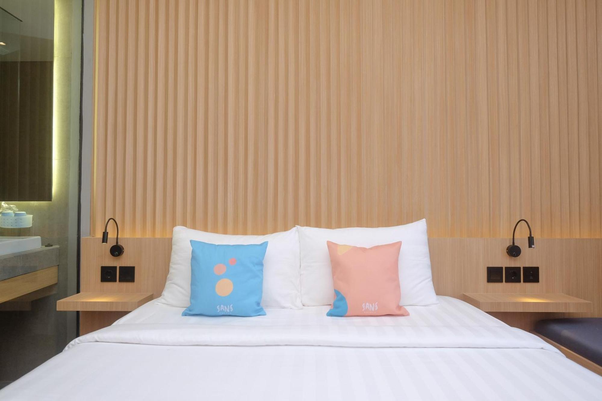 Sans Hotel Rg Living Jogja By Reddoorz Yogyakarta Exterior photo