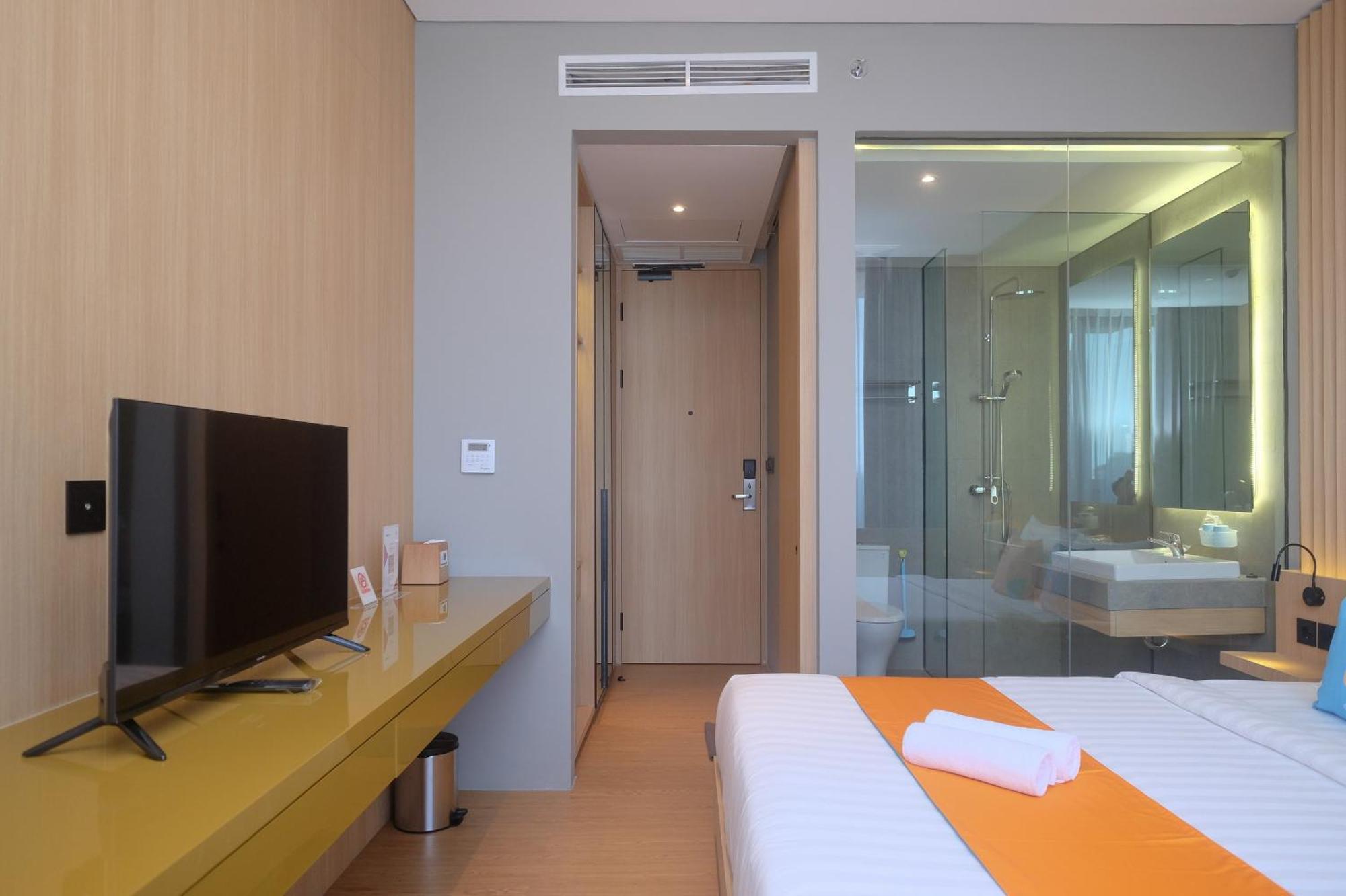 Sans Hotel Rg Living Jogja By Reddoorz Yogyakarta Exterior photo