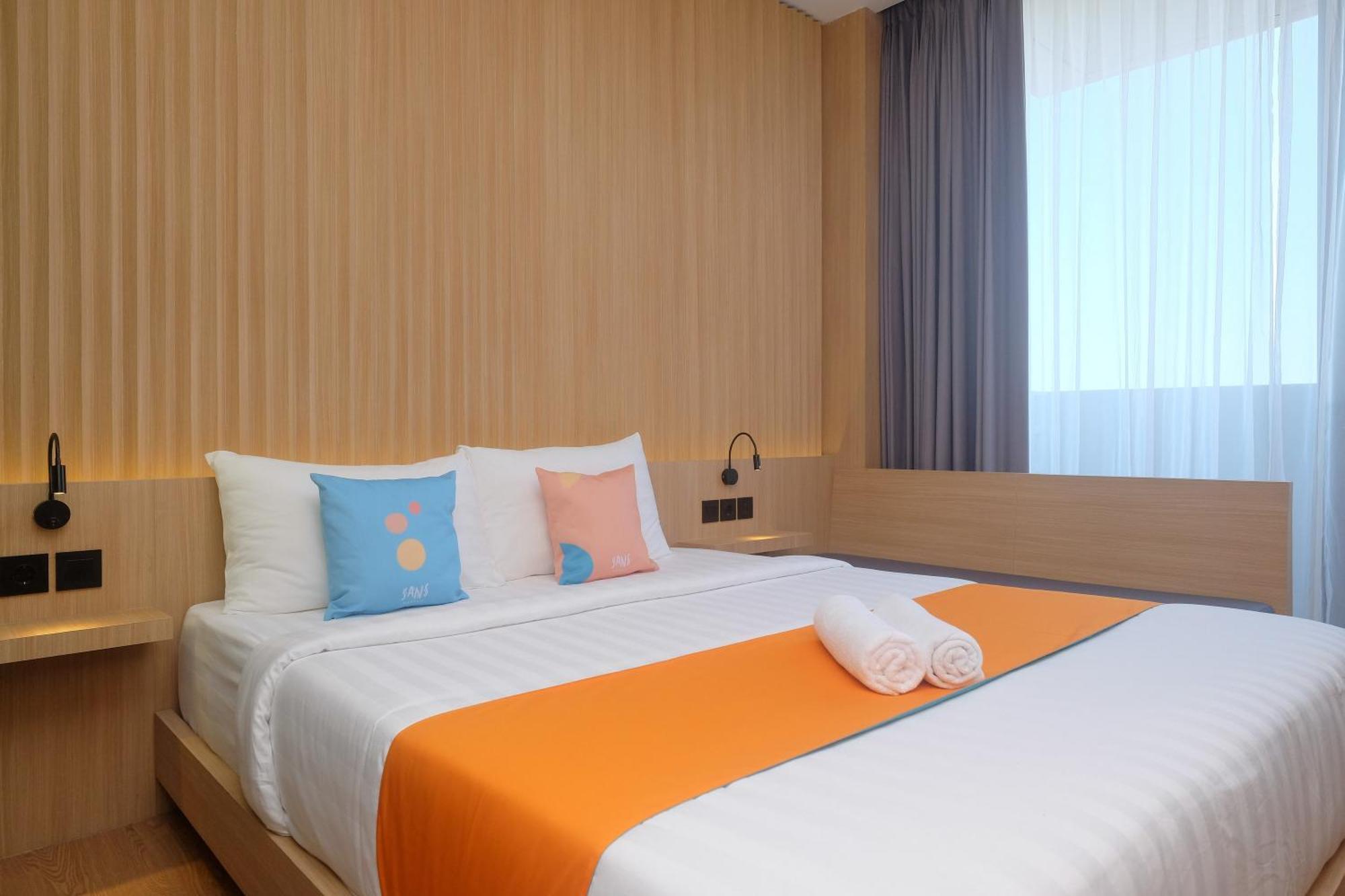 Sans Hotel Rg Living Jogja By Reddoorz Yogyakarta Exterior photo